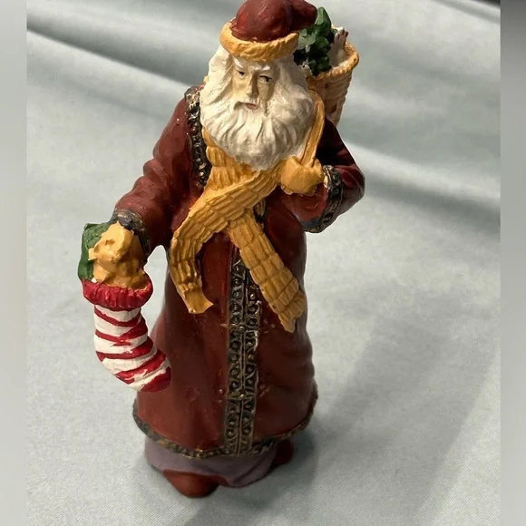 Santa collectible figure in plaster. Santa carries a stocking & basket of treats - Picture 9 of 9